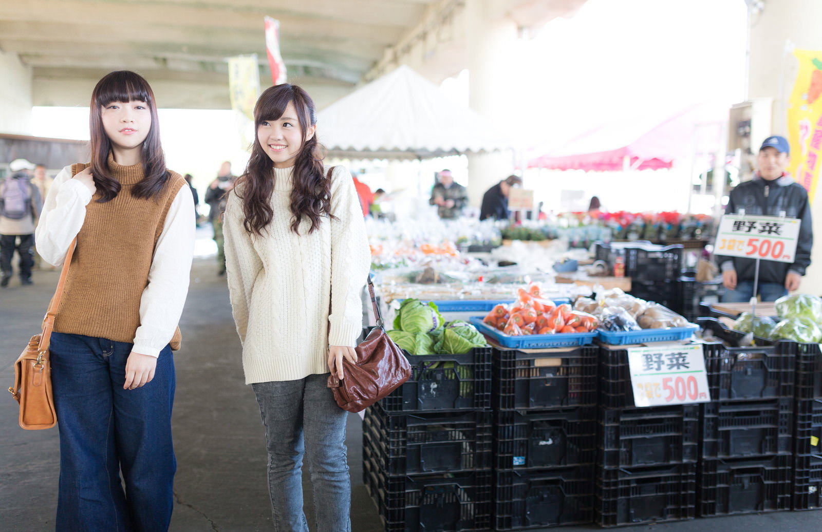 いすみ市の港の朝市で野菜を眺める女性観光客［モデル：渡辺友美子 河村友歌］
