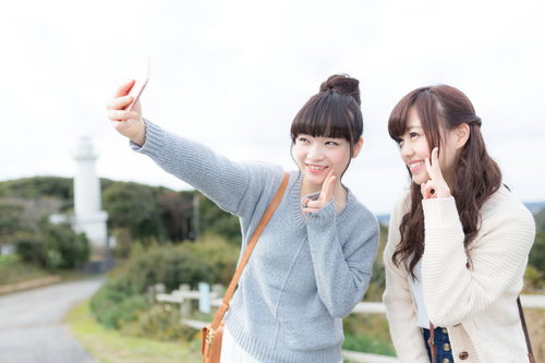 いすみ市太東崎灯台で自撮りをする女性観光客たち