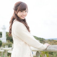 太東崎灯台を背景に笑顔を見せる彼女・千葉県いすみ市の写真