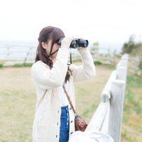 太東埼灯台の展望台で双眼鏡で景色を眺める女性の写真