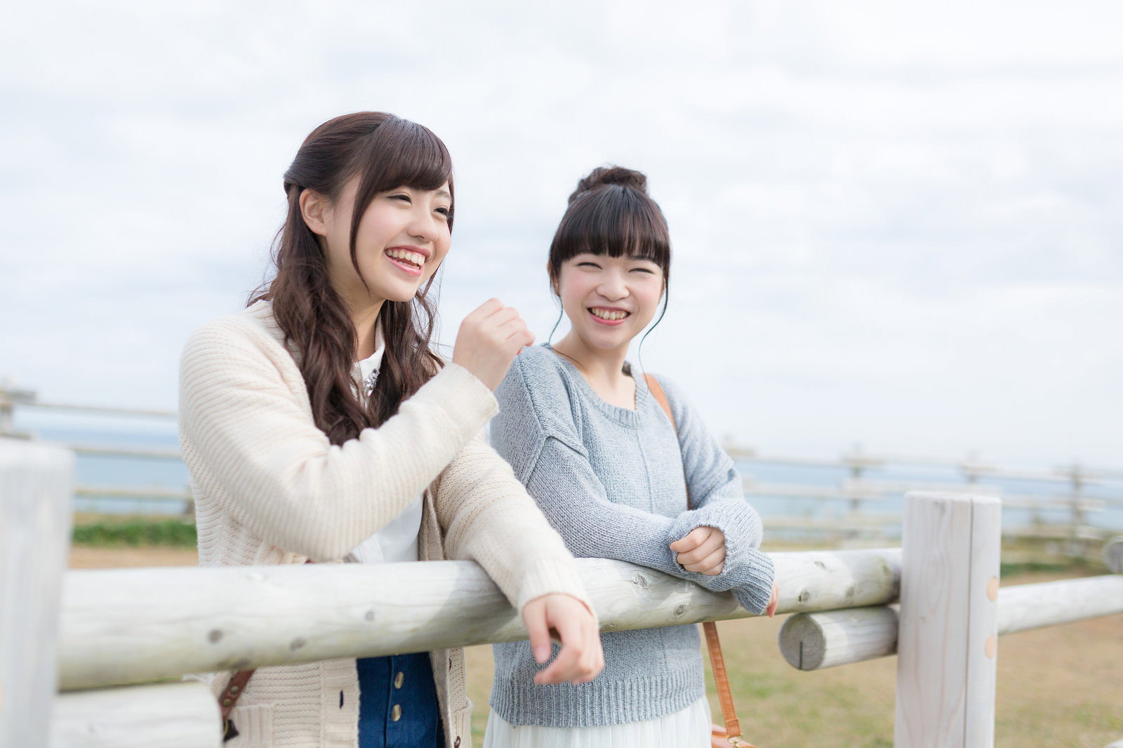 いすみ市の公園で笑顔で談らう旅行中の女性2人［モデル：河村友歌 渡辺友美子］