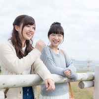 いすみ市の公園で旅行中の女性2人が笑顔で談らうの写真