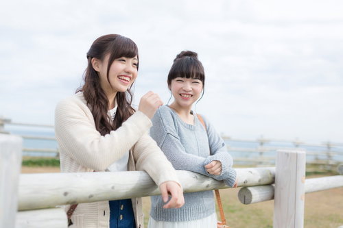 いすみ市の公園で旅行中の女性2人が笑顔で談らう