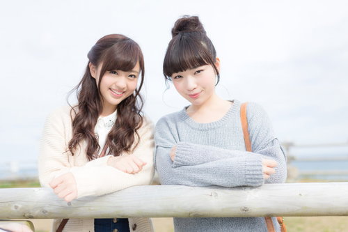 女子旅中の二人が太東埼灯台で並ぶ、千葉県いすみ市の観光地の写真