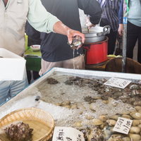 千葉県いすみ市の大原漁港朝市でサザエをお買い上げの写真