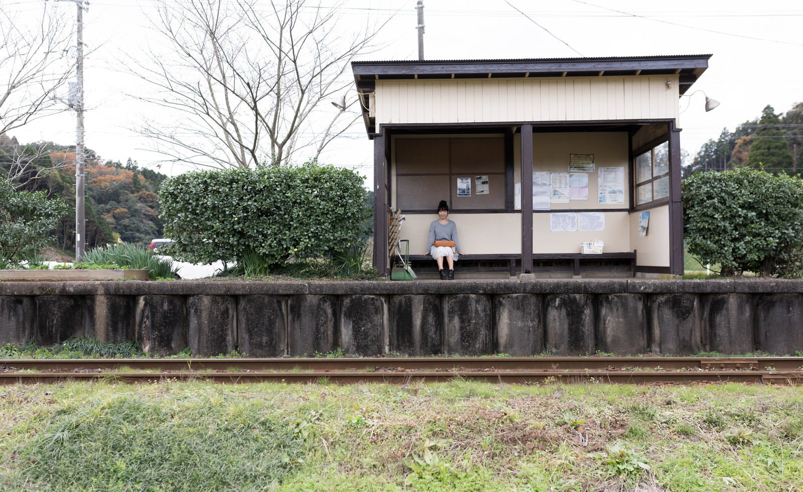 いすみ鉄道新田野駅のホームで座る女性と線路［モデル：初めまして、渡辺友美子(わたなべゆみこ)です。栄養士の専門学校に通いながらフリーモデルをやっています！！料理することも食べることも大好きです！ いろんな事に興味があるので、これからたくさんの事にチャレンジしたいと思っています！応援よろしくお願いします　\( *´•ω•`*)/ 誕生日/血液型］