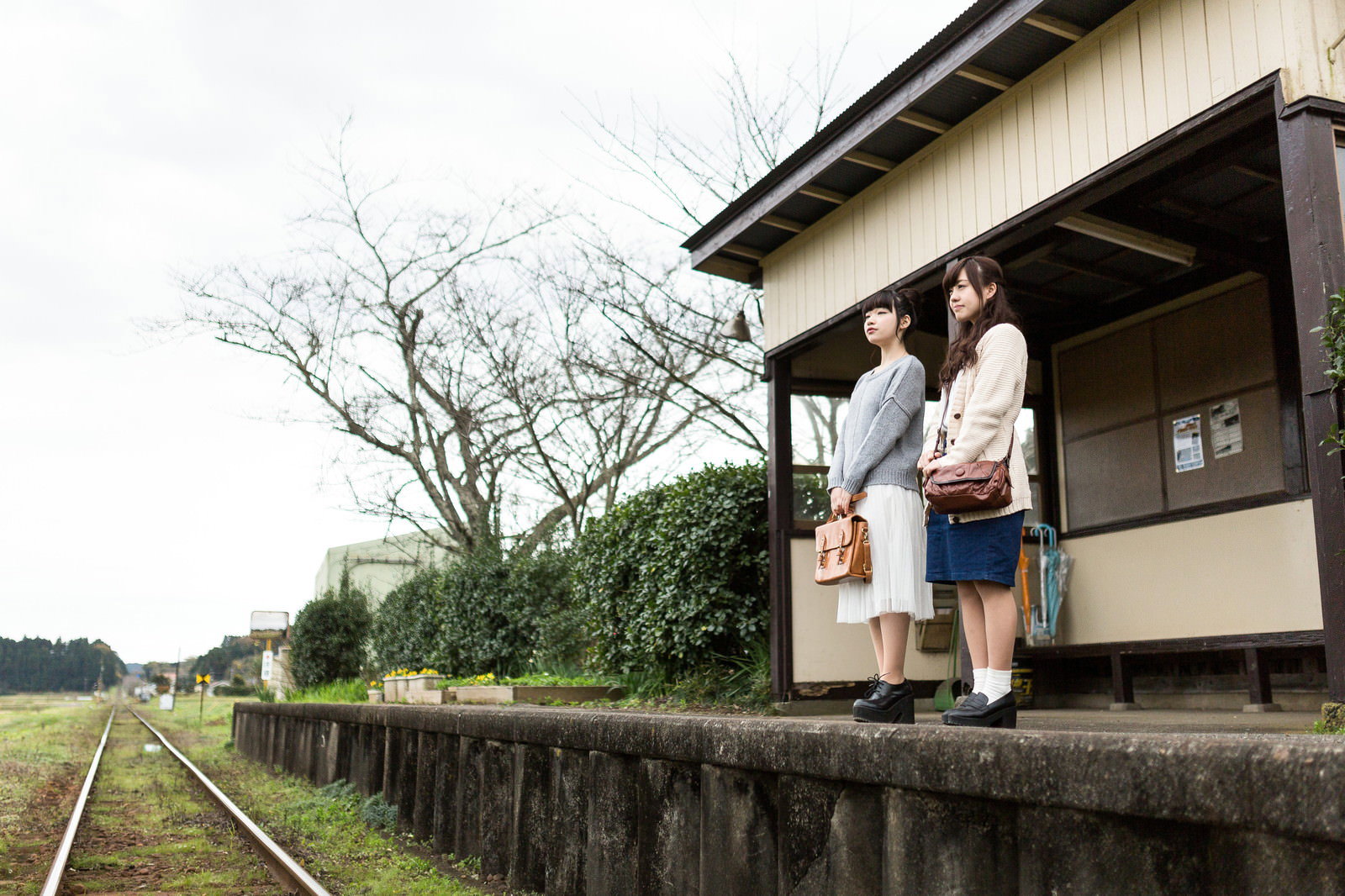 秋のローカル線・無人駅の線路［モデル：河村友歌 渡辺友美子］