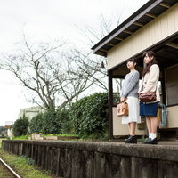 秋のローカル線が続く無人駅の線路の写真