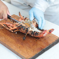 いすみ市の伊勢海老を包丁で真っ二つに調理の写真