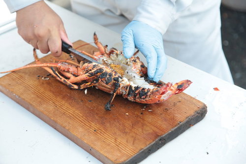 いすみ市の伊勢海老を包丁で真っ二つに調理の写真