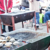 港の朝市で炭火焼きバーベキュー（千葉県いすみ市）の写真