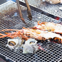 伊勢海老とはまぐり、サザエの炭火焼きBBQの写真
