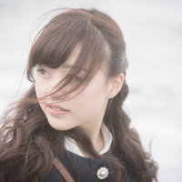 波打ち際で思い出に浸る独女 千葉県いすみ市の切ない海辺の写真