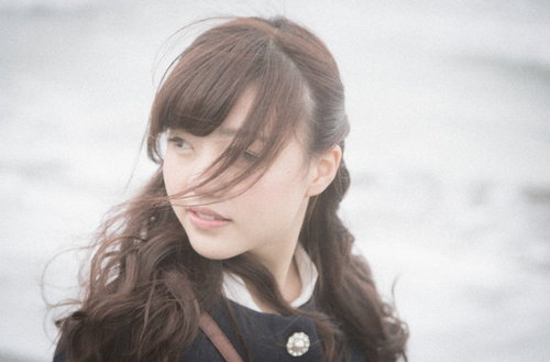 波打ち際で思い出に浸る独女 千葉県いすみ市の切ない海辺