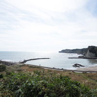 小浜城跡から一望できる海岸線と砂浜、岩礁や小島が点在する外房の絶景の写真