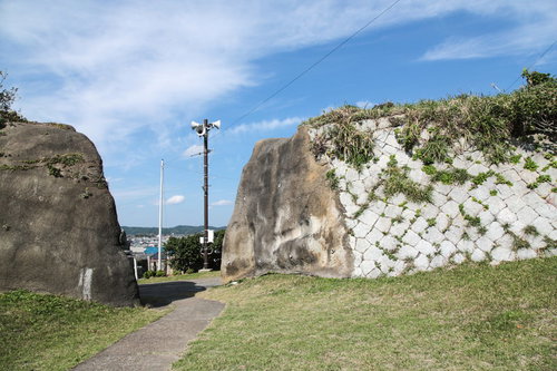 千葉県いすみ市小浜城跡の石垣遺構と電信柱の風景