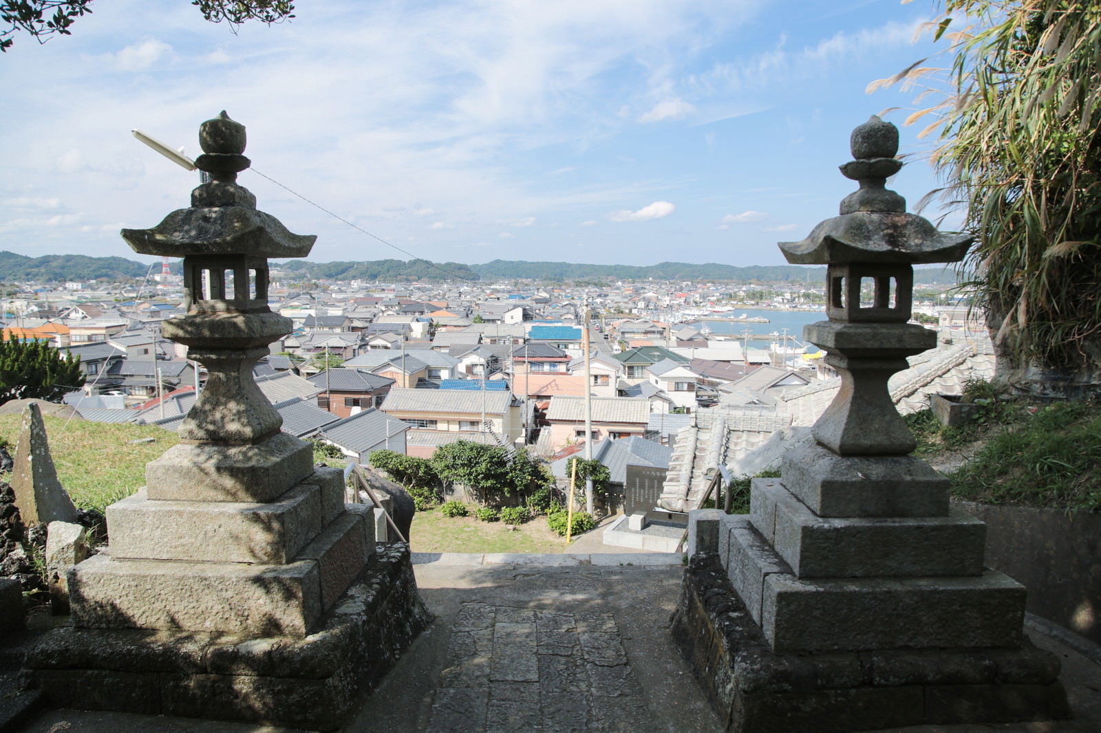 小浜八幡神社の石灯籠からいすみ市の街並みを望む風景