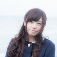 告白の言葉を待つ表情で微笑む女性の横顔、窓越しの白い背景の写真