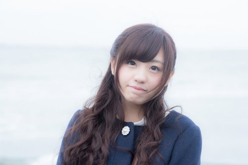 告白の言葉を待つ表情で微笑む女性の横顔、窓越しの白い背景