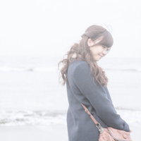 冬の波打ち際でデートを楽しむ女性、千葉県いすみ市の外房での写真