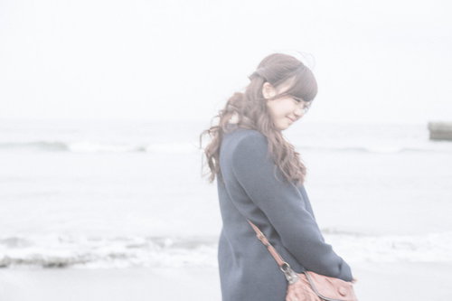 冬の波打ち際でデートを楽しむ女性、千葉県いすみ市の外房で