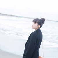 ひとり波打ち際に立つ女性～冬の外房で海を眺めるの写真