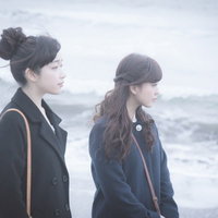 季節外れの海を訪れた訳ありガールズ〜秋冬の波打ち際の静寂の写真