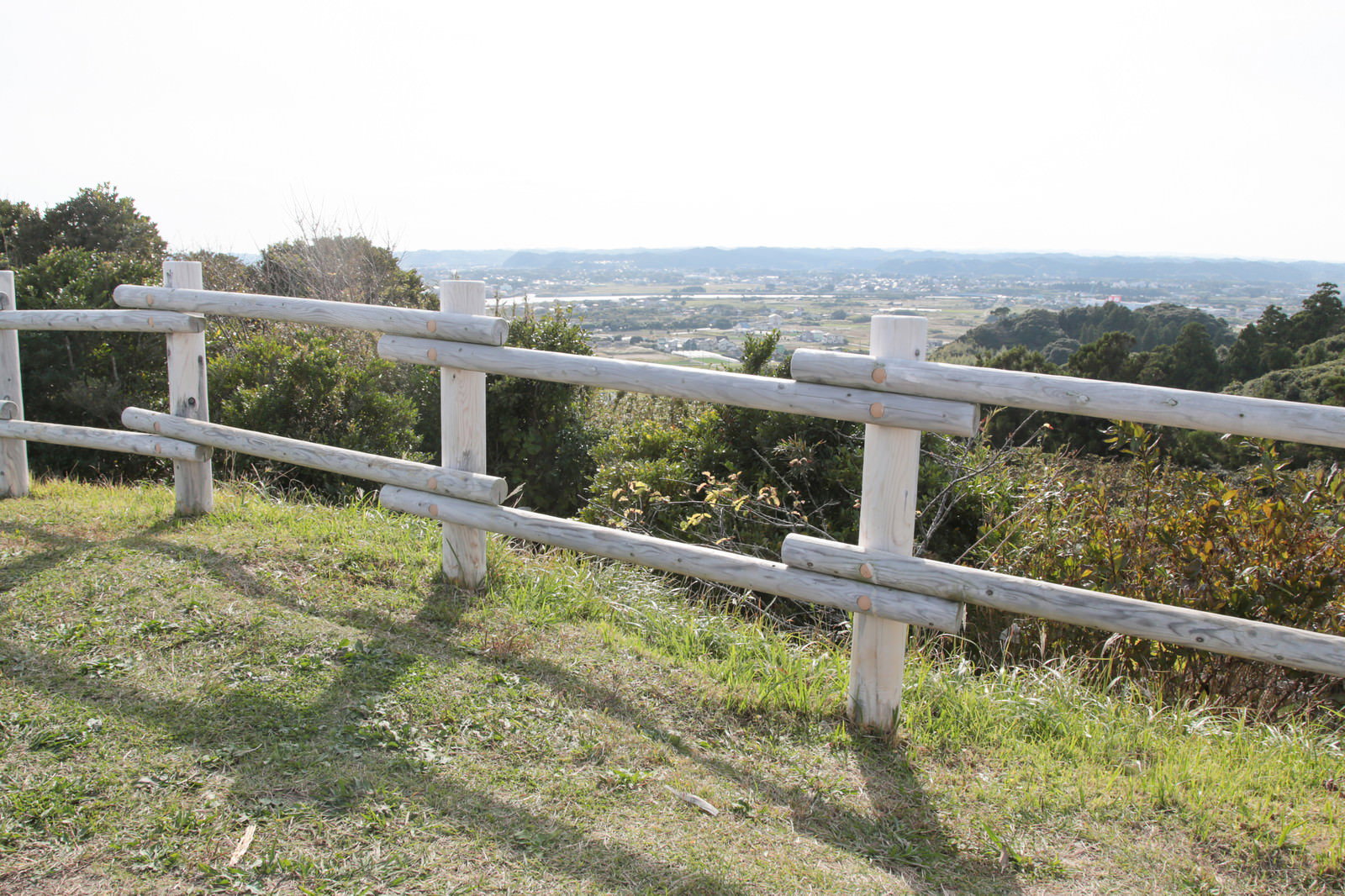白い柵がある太東岬の展望地から見える広大な房総半島の風景