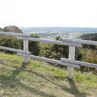 太東岬の展望地から見える房総半島の風景と太東埼灯台の写真
