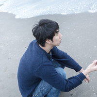 砂浜で海を眺める男性の瞑想的な思考の瞬間の写真