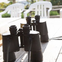 テーブルの上に置かれた双眼鏡と観光地の景観の写真
