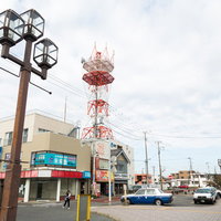 千葉県いすみ市大原駅前の赤白通信塔と駅舎の写真