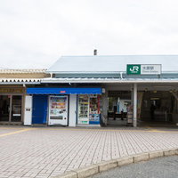 千葉県いすみ市大原駅前の駅舎と駅前広場の風景の写真