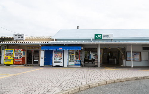 千葉県いすみ市大原駅前の駅舎と駅前広場の風景