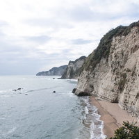 断崖絶壁の房州半島、いすみ市の海岸線と灯台の写真