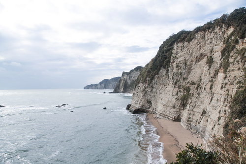 断崖絶壁の房州半島、いすみ市の海岸線と灯台の写真