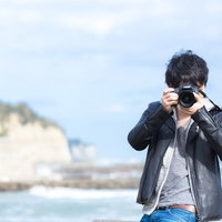 千葉県いすみ市の海岸でカメラを構える男性カメラマンの写真