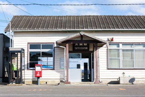 千葉県いすみ市の太東駅、木造駅舎の全景と駅前風景