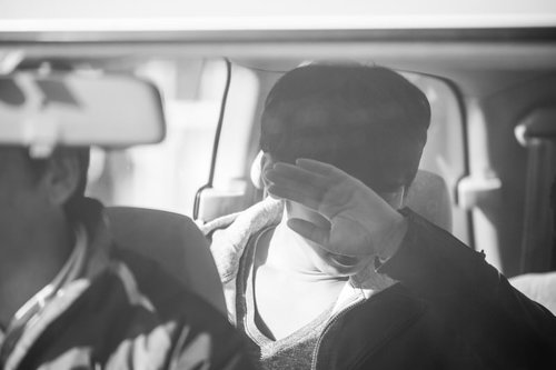 後部座席でフラッシュを浴びる訳あり男性の激写シーン