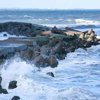 房総半島外房の荒波が打ち寄せるテトラポット海岸の写真