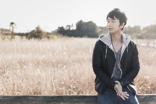 秋のトンボ沼で夕暮れ時に待ち合わせをする男性