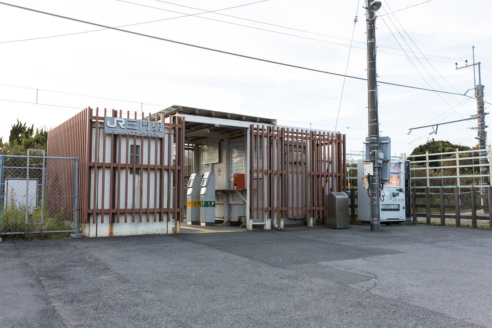 茶白の格子デザインが特徴的なJR外房線の三門駅舎。千葉県いすみ市。