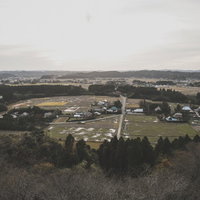 高台から一望するいすみ市の田舎風景と広がる水田・農地の景色の写真