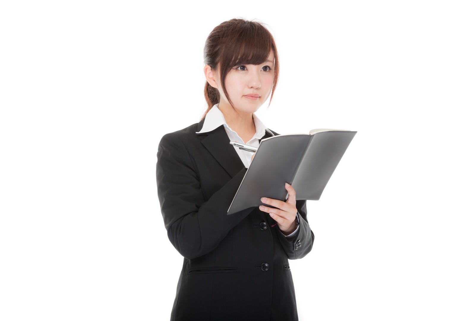 黒いスーツ姿の女性がタブレットで資料を確認している［モデル：河村友歌］
