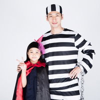 私、魔女のキキです。こっちは囚人のお父さん。親子でハロウィンコスプレの写真