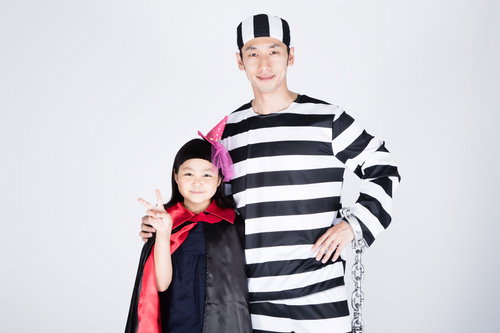 私、魔女のキキです。こっちは囚人のお父さん。親子でハロウィンコスプレ