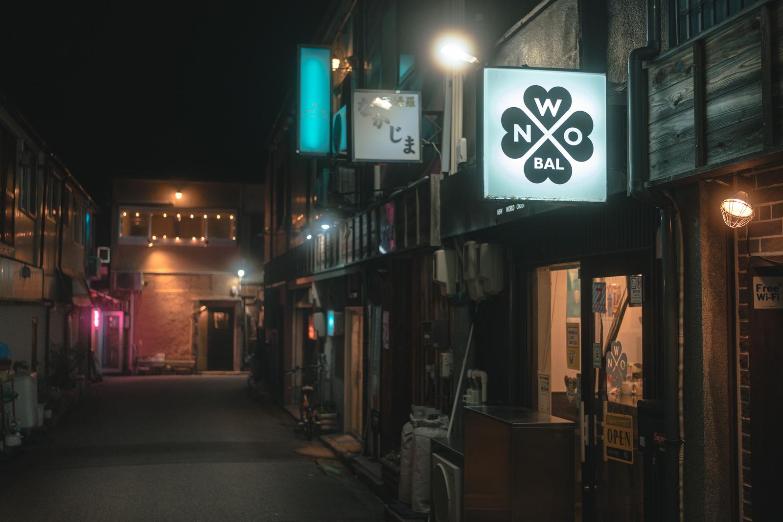 ネオン看板が光る夜の路地裏の飲み屋街