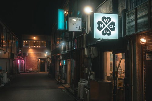 夜の終わりの路地裏に光る飲み屋の看板と繁華街の風景
