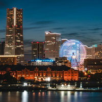 日没後の横浜みなとみらい夜景、観覧車とランドマークタワーの写真