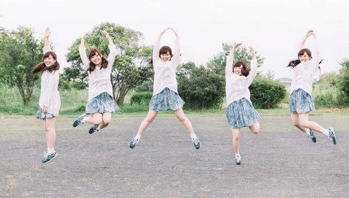 赤いチェック布を巻いた男性の複雑な表情